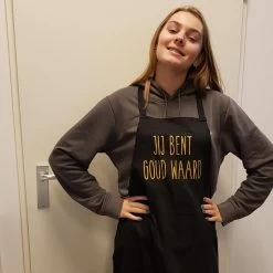 Keukenschort Met Grappige Tekst Bedrukt Cadeau Jij Bent Goud Waard| Katoenen Barbecueschort Keuken BBQ Schort Kookschort Kokschort | Opa Oma Mama Papa Juf Meester Bedanken Collega Vriendin Juffendag Vaderdag Moederdag Verjaardag Man Vrouw -Thuiskeuken 1200x1200 1074