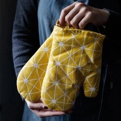 Ovenwanten Van Sophie Nordinn® - Ovenhandschoenen Lund (Artistiek Zwart) - Ovenwanten 2 Stuks - Katoen -Thuiskeuken 1200x1200 1091