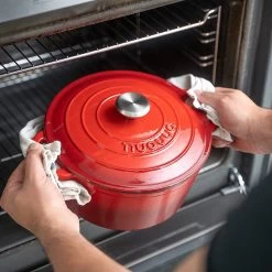 Nuovva Gietijzeren Braadpan Antiaanbaklaag Met Deksel - Sudderpan Rood - Rond - Ø24 Cm - 4.7 Liter - 100% PFAS & PFOA Vrij - Geschikt Voor Alle Warmtebronnen - Elektrisch - Gas - Halogeen - Inductie - Keramisch -Thuiskeuken 1200x1200 534