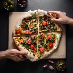 Navaris Pizzasteen XL Voor Oven En Barbecue - Rechthoekige Pizzaplaat 38 X 30 Cm - Inclusief Pizzaschep Met Extra Lang Handvat En Receptenboek -Thuiskeuken 1200x1200 933