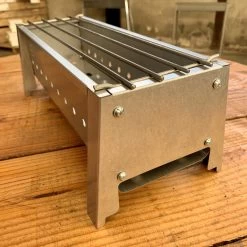 Spiedini Saté-bbq Bali 40 Mini - Kleine, Smalle Houtskoolbarbecue Met Horizontaal Rooster Voor Sate Of Andere Spiesjes - 40 Cm Lang, 11 Cm Breed, 14 Cm Hoog - Ideaal Voor Tuin- Of Open Haard, Of Balkon - Materiaal: Gealuminiseerd Ijzer -Thuiskeuken 1200x1200 957