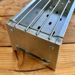 Spiedini Saté-bbq Bali 40 Mini - Kleine, Smalle Houtskoolbarbecue Met Horizontaal Rooster Voor Sate Of Andere Spiesjes - 40 Cm Lang, 11 Cm Breed, 14 Cm Hoog - Ideaal Voor Tuin- Of Open Haard, Of Balkon - Materiaal: Gealuminiseerd Ijzer -Thuiskeuken 1200x1200 958