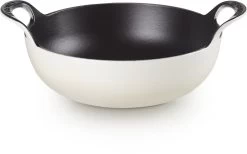 Le Creuset Gietijzeren Balti-pan In Meringue 24 Cm 2,7l -Thuiskeuken 1200x747