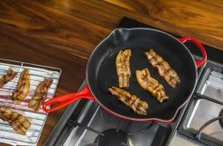 Le Creuset - Gietijzeren Ronde Skillet In Kersenrood 23cm 12 Le Creuset - Gietijzeren Ronde Skillet In Kersenrood 23cm -Thuiskeuken 1200x787