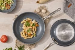 Swiss Pro+ - Koekenpannenset - 3 Delig - Keramisch - Inductie - Milieuvriendelijk - PFAS - PFOA Vrij - Sapphire Green -Thuiskeuken 1200x799 2