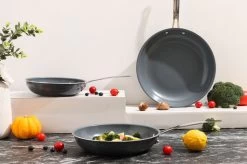 Swiss Pro+ - Koekenpannenset - 3 Delig - Keramisch - Inductie - Milieuvriendelijk - PFAS - PFOA Vrij - Sapphire Green -Thuiskeuken 1200x799