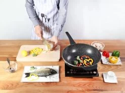 Cheffinger Wokpan Met Deksel - 32cm - Zwart - Pan - Keukenaccessoires -Thuiskeuken 1200x892 2