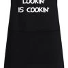Roly Keukenschort Mr. Good Lookin' Is Cookin' - One Size - Zwart - Vaderdag Cadeau - Papa Cadeau - Cadeau Voor Hem - Cadeau Voor Vader - Keukenschort Met Tekst 2 Roly Keukenschort Mr. Good Lookin' Is Cookin' - One Size - Zwart - Vaderdag Cadeau - Papa Cadeau - Cadeau Voor Hem - Cadeau Voor Vader - Keukenschort Met Tekst -Thuiskeuken 438x1200