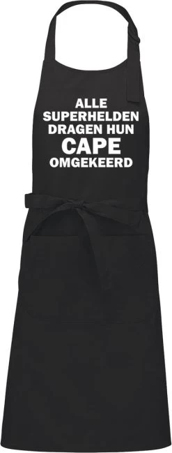 KARIBAN ALLE SUPERHELDEN DRAGEN HUN CAPE OMGEKEERD Herenschort - Zwart Met Witte Tekst - One Size (volwassenen) - Luxe Schort - Keuken | Barbeque | BBQ | Bedienings Schort - Grappige Teksten | Designs - Voor De Stoere Man - Verstelbaar - Cadeau -Thuiskeuken 457x1200 1