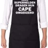 KARIBAN ALLE SUPERHELDEN DRAGEN HUN CAPE OMGEKEERD Herenschort - Zwart Met Witte Tekst - One Size (volwassenen) - Luxe Schort - Keuken | Barbeque | BBQ | Bedienings Schort - Grappige Teksten | Designs - Voor De Stoere Man - Verstelbaar - Cadeau
