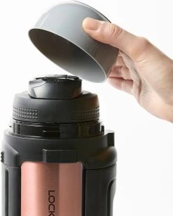 Lock&Lock Thermoskan - Isoleerkan - Thee En Koffie - Lekvrij - 1,5 Liter - RVS - Inklapbaar Handvat - Koper Roze 11 Lock&Lock Thermoskan - Isoleerkan - Thee En Koffie - Lekvrij - 1,5 Liter - RVS - Inklapbaar Handvat - Koper Roze -Thuiskeuken 967x1200